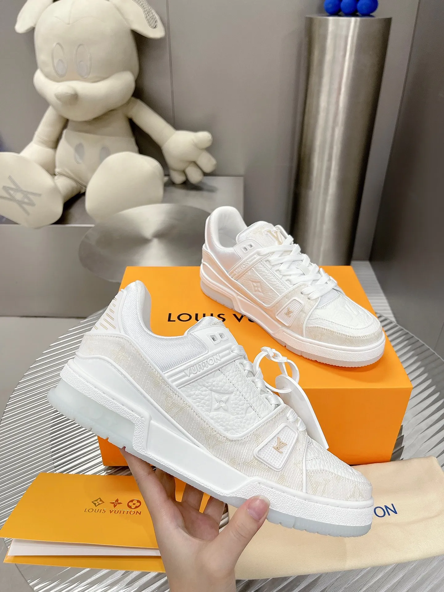 👟👟Ex-factory price 840👟👟The highest version on the Internet⚠️Feel free to compare! 2021🔥New model, purchase quality LV~Louis Vuitton by Virgin Abloh’s best-looking sneakers, Donkey Brand strongly recommends new products, official website limited edition retro basketball sneakers! Both high and low tops cost money to purchase 1:1 accurate replicas of the originals. The details are invincible, full of sincerity, imported custom-made original cowhide, the original package method is the same, the details are 100% restored, and the private model customized the original one-piece T👟👟factory price U outsole, which is different from other brands. Without the original version, this effect cannot be achieved! 35-45 (46 is custom-made and non-refundable) Some colors are available in women’s styles